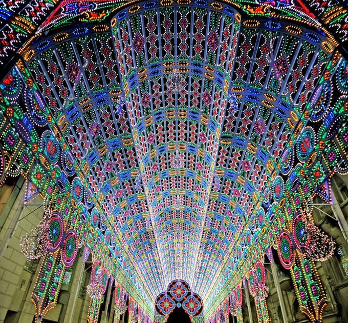 ルミナリエを遙かに超えた！３Ｄにマッピングされた通りながら楽しめるＬＥＤライトデコレーション