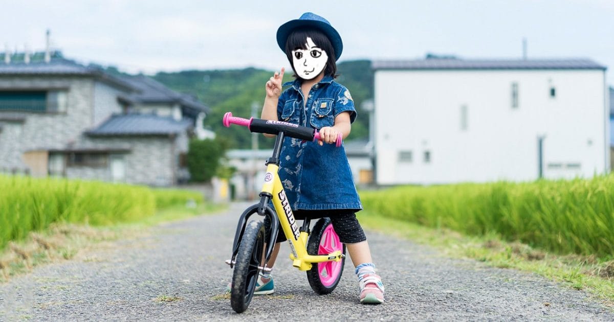 ストライダーでペダルなし自転車デビューを果たす3歳の娘よ