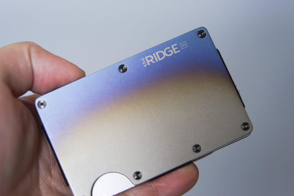 DSC09446 A hand holding a cell phone