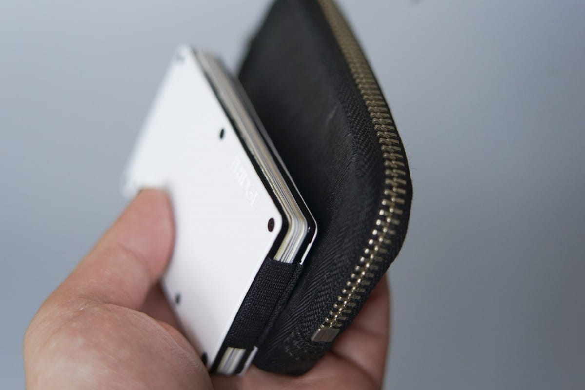 DSC09483 A hand holding a cell phone