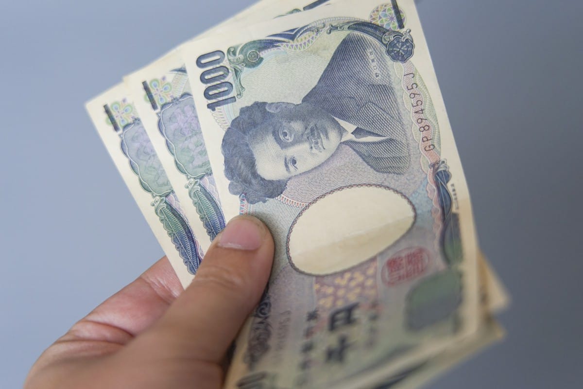 DSC09484 A hand holding a cell phone