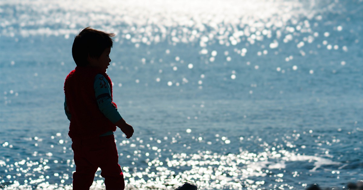 春の海とシルエット