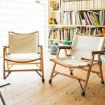 ハイランダーのウッドフレームチェアとロールトップテーブルが雰囲気いい